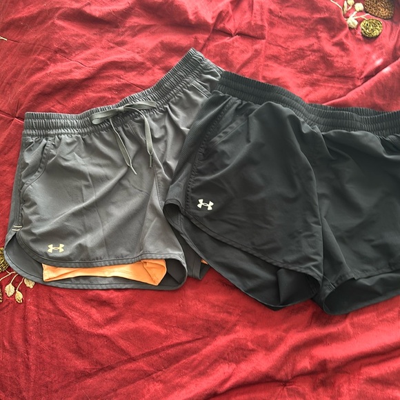 Under Armour Pants - UNDER ARMOUR WOMANS SHORTS (2) BLACK LOOSE HEATGEAR & GRAY/ORANGE 2in1 Sz M